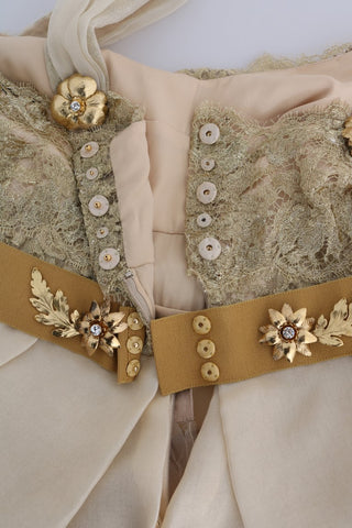 Goldenes Seidenkleid mit Kristallverzierung