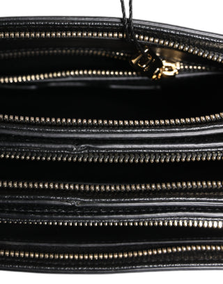 Bolso de mano con placa de logo en cuero granuloso negro