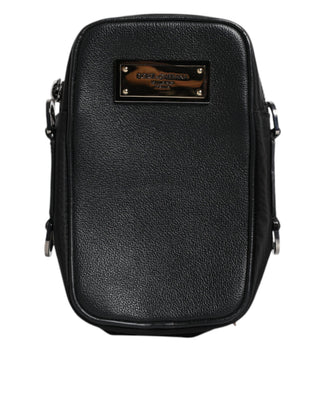 Bolso de mano con placa de logo en cuero granuloso negro
