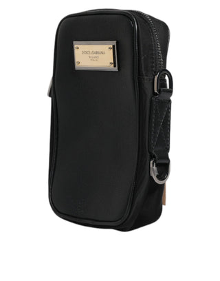 Bolso de mano con placa de logo en cuero granuloso negro