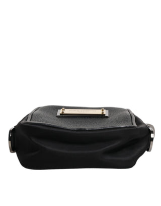 Bolso de mano con placa de logo en cuero granuloso negro
