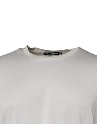 Camiseta blanca roto de seda con cuello redondo y mangas cortas