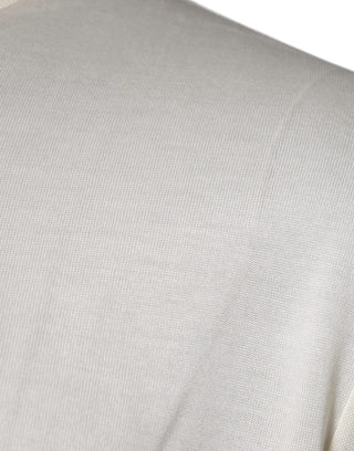Camiseta blanca roto de seda con cuello redondo y mangas cortas