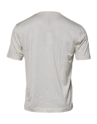 Camiseta blanca roto de seda con cuello redondo y mangas cortas
