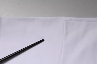 Weißes T-Shirt mit Rundhalsausschnitt, kurzen Ärmeln und DG-Logo
