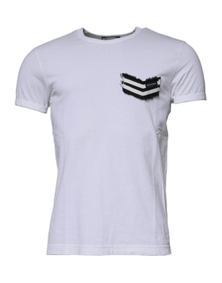 Camiseta blanca con rayas, cuello redondo y mangas cortas