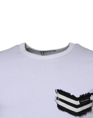 Camiseta blanca con rayas, cuello redondo y mangas cortas