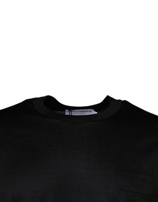 Camiseta negra de manga corta con cuello redondo