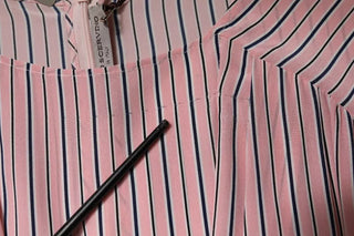Vestido midi rosa de seda con rayas y mangas largas