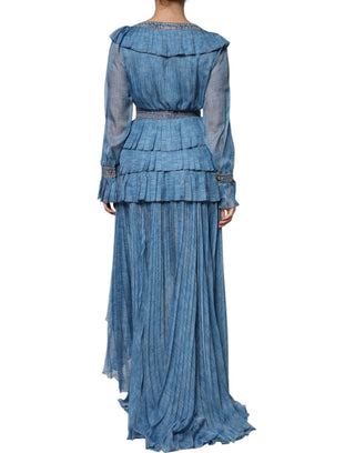 Vestido azul de manga larga con capas