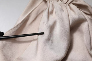 Vestido beige asimétrico con drapeado y un solo hombro