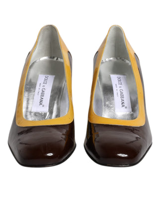 Zapatos amarillos y marrones de cuero con tacón de bloque