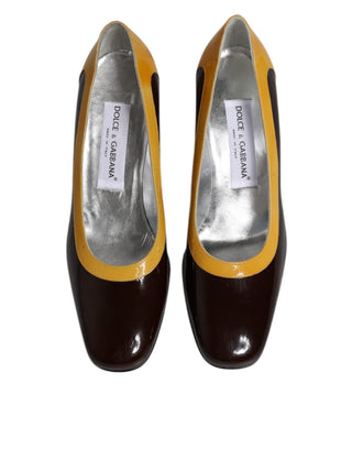 Zapatos amarillos y marrones de cuero con tacón de bloque