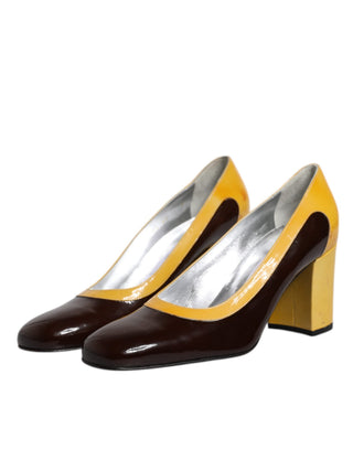 Zapatos amarillos y marrones de cuero con tacón de bloque