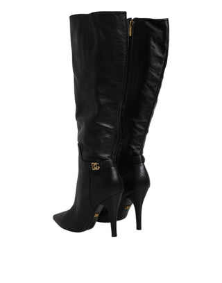 Botas negras de cuero con tacones hasta la rodilla
