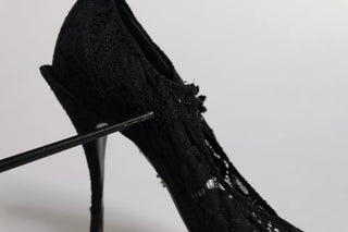 Schwarze Mary-Jane-Pumps aus Spitze mit Kristallen