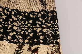 Vestido dorado sin tirantes con lentejuelas y encaje