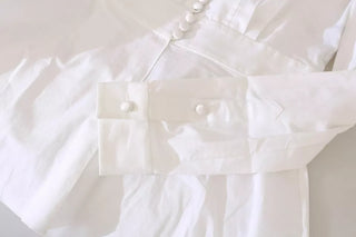 Camisa blusa con botones decorativos en negro y blanco