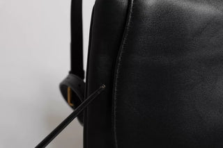 Schwarze Satteltasche aus Leder mit Überschlag