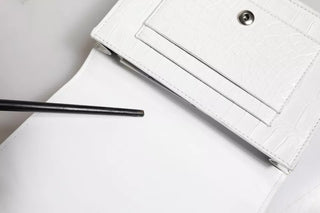 Cartera bandolera bifold de cuero blanco y azul