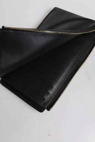 Cartera portatarjetas y monedas con correa de cuello y placa de logo de cuero negro