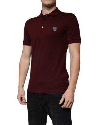 Polo de manga corta con cuello color granate