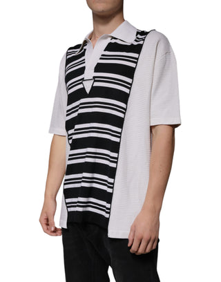 Camiseta polo negra con rayas blancas y cuello