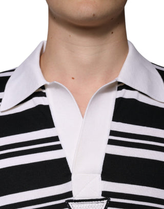 Camiseta polo negra con rayas blancas y cuello