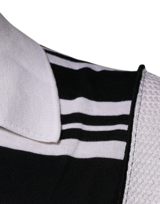 Camiseta polo negra con rayas blancas y cuello