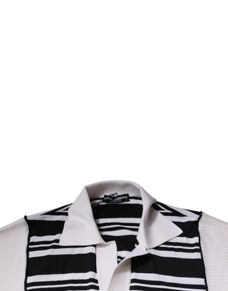 Camiseta polo negra con rayas blancas y cuello