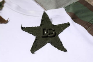 Camiseta de algodón blanca con estampado de camuflaje y cuello redondo