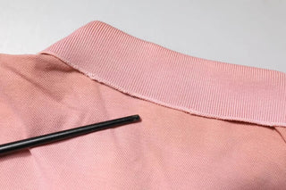 Rosa Poloshirt mit Kragen und kurzen Ärmeln