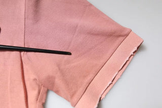 Polo rosa con cuello y corona, manga corta