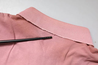 Polo rosa con cuello y corona, manga corta
