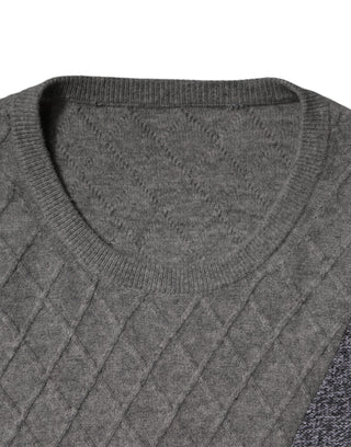 Suéter gris de cachemira con diseño argyle intarsia y cuello redondo