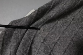 Suéter gris de cachemira con diseño argyle intarsia y cuello redondo