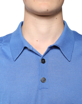 Polo azul con cuello y manga corta