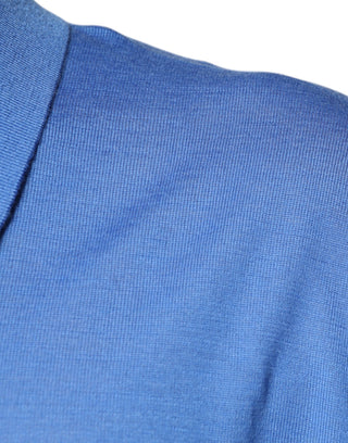 Polo azul con cuello y manga corta