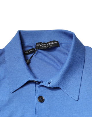 Polo azul con cuello y manga corta