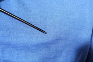 Polo azul con cuello y manga corta