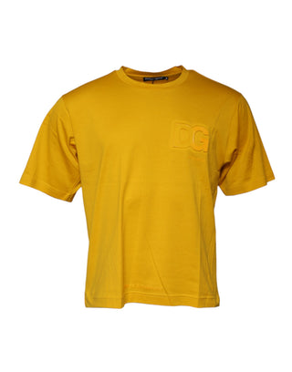 Camiseta amarillo oscuro con logo, cuello redondo y manga corta