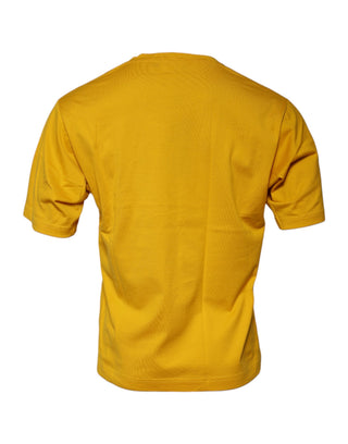 Camiseta amarillo oscuro con logo, cuello redondo y manga corta