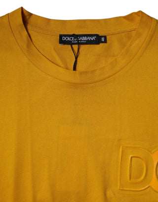 Camiseta amarillo oscuro con logo, cuello redondo y manga corta