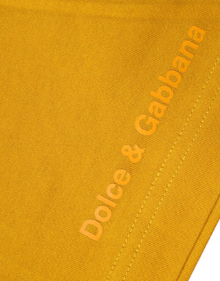 Camiseta amarillo oscuro con logo, cuello redondo y manga corta