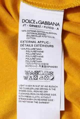 Camiseta amarillo oscuro con logo, cuello redondo y manga corta