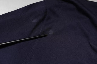 Suéter azul marino de seda con cuello en V