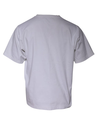 Camiseta blanca con logo adornado y cuello redondo