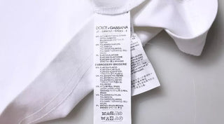 Camiseta blanca con logo adornado y cuello redondo