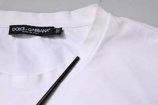 Camiseta blanca con logo adornado y cuello redondo