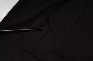 Camiseta negra de algodón con logo estampado y manga corta